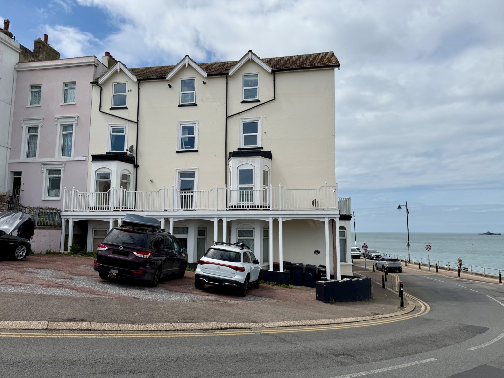 Lot: 58 - TWO-BEDROOM FLAT WITH VIEWS AND SHARE OF FREEHOLD - Two bedroom flat